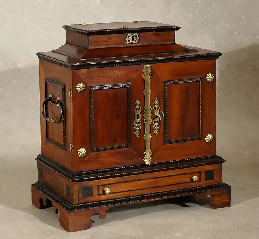 Petit cabinet en if et moulures noircies ondées des Flandres - Egra Bohême Tchéquie
